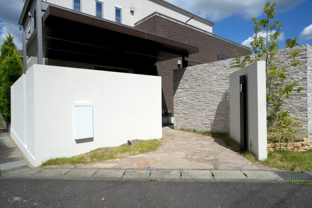グランドアートウォールのシャッターガレージとタイル張りの塀で、スタイリッシュにリガーデン イメージ11