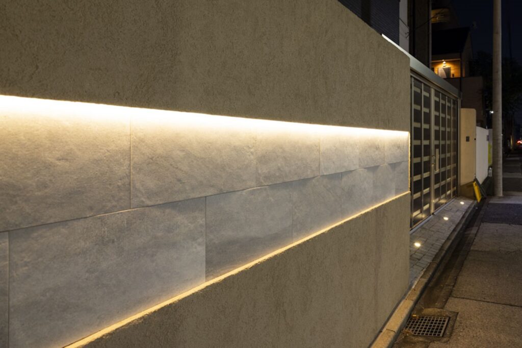 タイル張りのグランドアートウォールにLEDラインライトで柔らかな光の高級感あふれる外構 イメージ4
