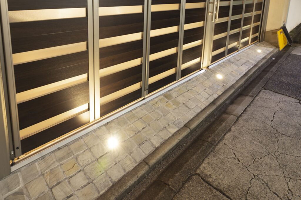 タイル張りのグランドアートウォールにLEDラインライトで柔らかな光の高級感あふれる外構 イメージ11